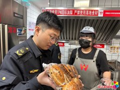 <b>法人员细心查看了冰箱温度、食材离地存放环境</b>
